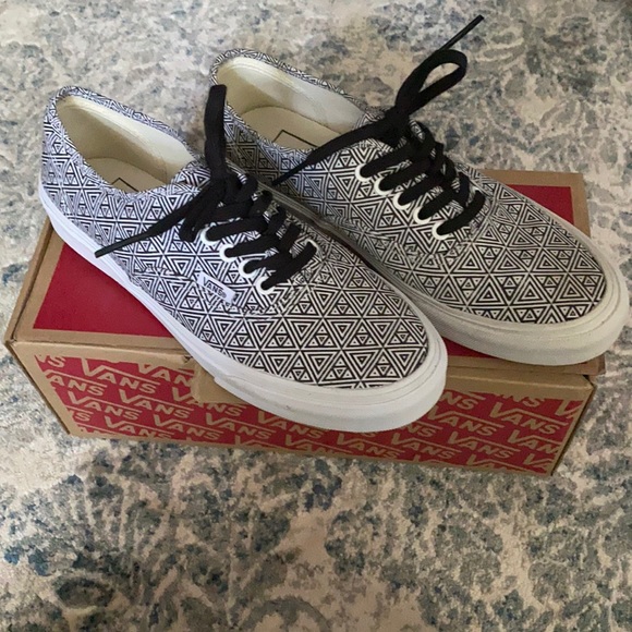 Vans tennis shoes - Picture 1 of 5